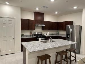 Een keuken of kitchenette bij Beautiful Brand New 2 Bedroom Vegas Home! Fits 12 or more,15-20 minutes from LV Strip