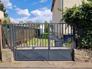 una puerta de metal con una puerta delante de una casa en White House Apartman Budapest, en Budapest