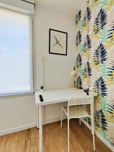 - un bureau blanc dans une chambre avec un mur dans l'établissement Chambre Aven avec salle de bains privative dans une résidence avec salon et cuisine partagés, à Brest
