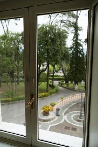 uma janela com vista para um parque através dele em Grand Hotel Telese em Telese Terme
