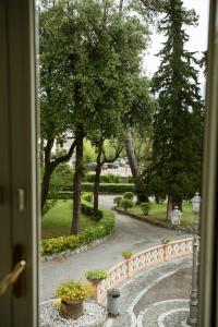 uma vista para um jardim a partir de uma janela em Grand Hotel Telese em Telese Terme