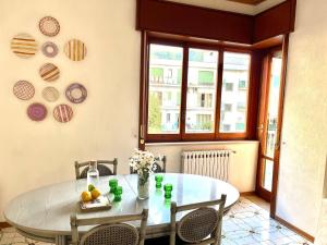 uma sala de jantar com uma mesa e cadeiras e uma janela em Sorrento Home Pool family BIG appartament in Sorrento center em Sorrento