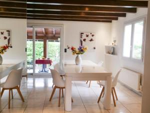 a dining room with a white table and chairs at Maison Villa Yoda in Saint-Jean-de-Luz