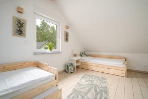 a bedroom with two beds and a window at Ferienhaus Alpaka in Plau am See