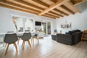 a living room with a table and a couch at Ferienhaus Alpaka in Plau am See