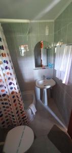 une salle de bain avec un lavabo, des toilettes et une baignoire dans l'établissement Pensiunea TOP DEMAC, à Slănic 23 autres photos