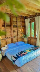 1 dormitorio con 1 cama en una cabaña de madera en Alaya Villa, en Bandungan