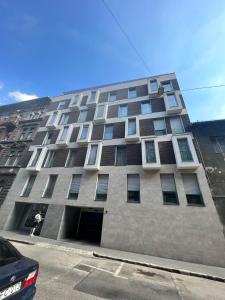 um grande edifício de cimento com muitas janelas em Bez7 Apartman em Budapeste