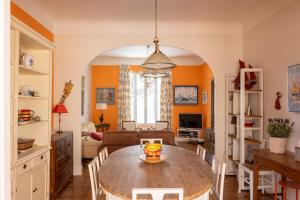 eine Küche und ein Wohnzimmer mit einem Holztisch in der Unterkunft Maison sablaise face à la Grande Plage - classée 4 in Les Sables-dʼOlonne