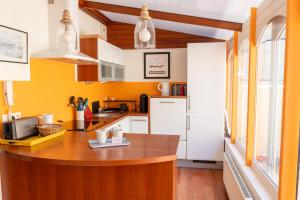 eine Küche mit einer Holzoberfläche und gelben Wänden in der Unterkunft Maison sablaise face à la Grande Plage - classée 4 in Les Sables-dʼOlonne