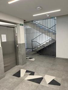 um corredor vazio com uma escada num edifício em Bez7 Apartman em Budapeste