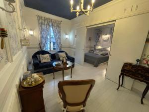 ein Wohnzimmer mit einem Sofa und einem Tisch in der Unterkunft Villa Dufresne in Beynost