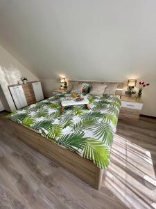 Un pat sau paturi într-o cameră la Lisza Apartman Siófok