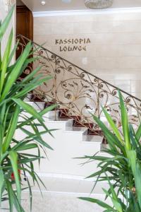 eine Treppe in einem Gebäude mit grünen Pflanzen in der Unterkunft Santa Beach Hotel in Agía Triás