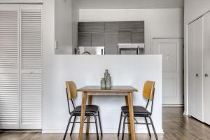 a dining room with a table and chairs at South Loop 1br nr L Grant Park CHI-807 in Chicago
