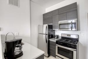A cozinha ou kitchenette de South Loop 1br nr L Grant Park CHI-807