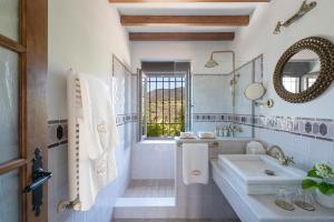 A bathroom at La Esperanza Granada Luxury Hacienda & Private Villa