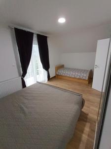 Ένα ή περισσότερα κρεβάτια σε δωμάτιο στο Nahorevo apartment