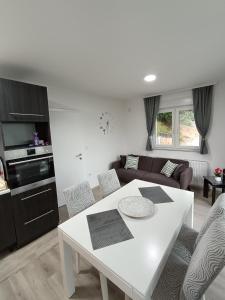 Η κουζίνα ή μικρή κουζίνα στο Nahorevo apartment