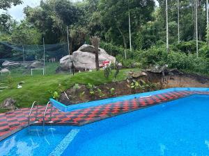 Bazén v ubytování Elora Resort Wayanad nebo v jeho okolí