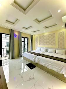RUBY HOTEL في Tây Ninh: غرفة نوم بسرير كبير وأرضيات رخام