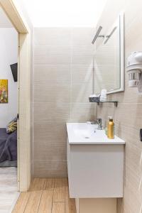 bagno con lavandino e specchio di Sapore di mare 5 Terre Affittacamere a La Spezia