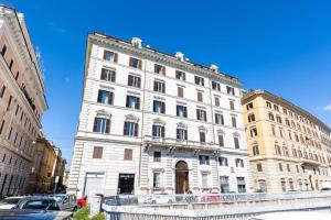 ein großes weißes Gebäude in der Mitte zweier Gebäude in der Unterkunft Elegantia Luxury Rooms in Rom