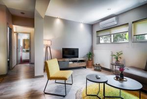スパルティにあるEmmy's Guesthouseのソファとテレビのあるリビングルーム +12枚の写真