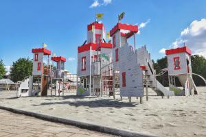 um parque infantil com um castelo na areia em Puchner Kastélyszálló Prémium em Bikal