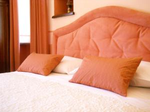 A bed or beds in a room at Tenuta Calabiana