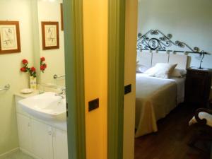 A bed or beds in a room at Tenuta Calabiana