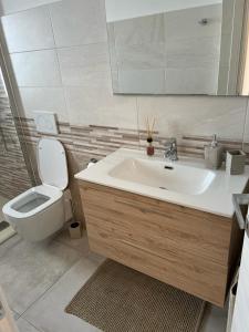 uma casa de banho branca com um WC e um lavatório em Roby Seahouse em Fossacesia