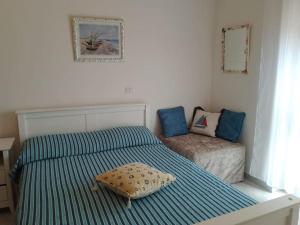a small bedroom with two beds and a couch at Borgonovo casa relax in Pizzo