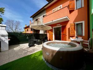 Cassero的住宿－[Idromassaggio] Relax, wi-fi, bbq & parcheggio，房屋的院子内的热水浴池