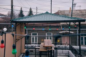 una casa con una mesa de picnic en el balcón en Kotun Gyumri en Gyumri