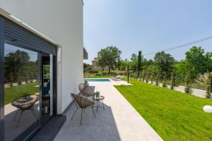 patio con vista sul cortile di Villa Emma-Louisa a Žminj