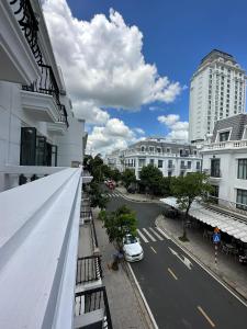 Blick auf eine Straße vom Balkon eines Gebäudes in der Unterkunft RUBY HOTEL in Tây Ninh