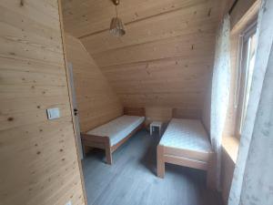 Pokój na poddaszu z 2 łóżkami i oknem w obiekcie Domek pod Chełmową Górą w Krasnobrodzie