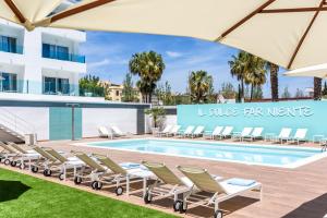 basen z leżakami i hotel w obiekcie Plaza Santa Ponsa Boutique - Adults Only. w miejscowości Santa Ponsa