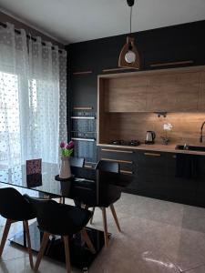 - une cuisine avec une table, des chaises et un comptoir dans l'établissement Happy Colors House Xanthi, à Xánthi