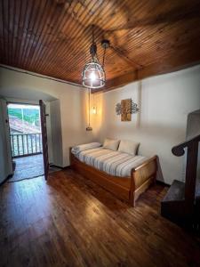 a bedroom with a large bed with a wooden ceiling at El Refugio del Busgosu in Pen