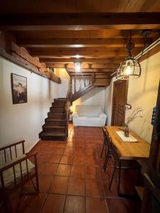a living room with a couch and a table at El Refugio del Busgosu in Pen