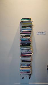 una pila de libros sentados en una pared en Hannahstay Women Only Guesthouse en Jeju