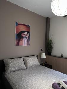 um quarto com uma cama e um quadro na parede em Happy Colors House Xanthi em Xanthi