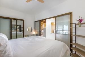 - une chambre avec un lit blanc et une grande fenêtre dans l'établissement Sunset House two bedroom home with sunset view, à Haad Yao