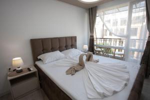 een slaapkamer met een bed met een handdoek erop bij Апартамент за гости Ивви-2 in Boergas