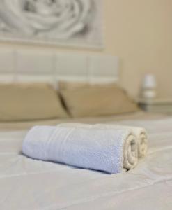 uma toalha sentada em cima de uma cama em La Campanella em Manduria