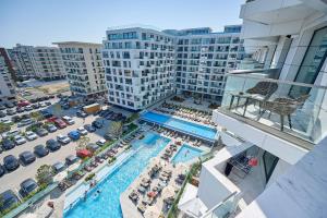 eine Luftansicht eines Hotels mit Pool in der Unterkunft Beach Bliss Apartment in Infinity Beach Resort parking in Mamaia