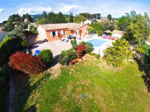 een luchtzicht op een huis met een zwembad bij villa des chênes in Flayosc