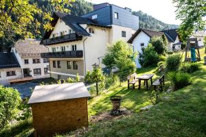 Blick auf ein Haus mit einem Picknicktisch im Hof in der Unterkunft Gastwirtschaft Hold in Mönichwald